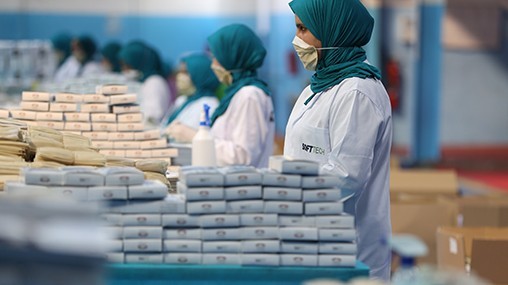Une usine de fabrication de masques sanitaires au Maroc. © DR