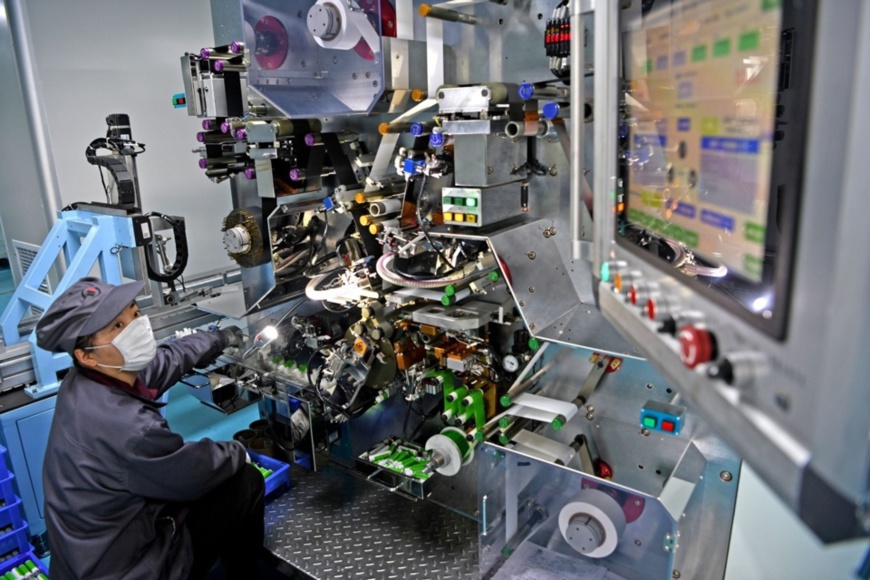 An employee of a new energy enterprise in Huainan, east China’s Anhui province manufactures cells of lithium-ion batteries, on April 23, 2020. (Photo by Chen Bin/People’s Daily Online)