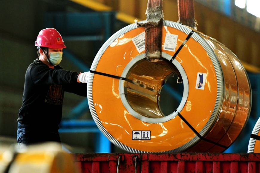 Production is in full swing in Qingdao Pohang Stainless Steel Co., Ltd. in Xihai’an (West Coast) New Area, Qingdao, Shandong province on February 27. The daily output of stainless steel products is maintained at the pre-epidemic level of 600 tons, and over 99 percent of the employees of the company have returned to work. (Photo by Yu Fangping, People’s Daily Online)