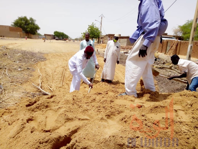 Tchad : à Ati, la commune à pied d'oeuvre pour les travaux d'assainissement . © Hassan Djidda Hassan/Alwihda Info Tchad : à Ati, la commune à pied d'oeuvre pour les travaux d'assainissement . © Hassan Djidda Hassan/Alwihda Info