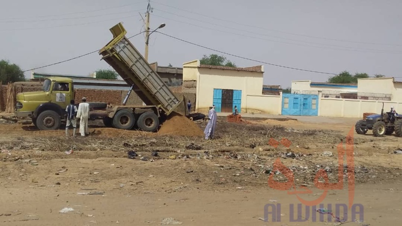Tchad : à Ati, la commune à pied d'oeuvre pour les travaux d'assainissement . © Hassan Djidda Hassan/Alwihda Info Tchad : à Ati, la commune à pied d'oeuvre pour les travaux d'assainissement . © Hassan Djidda Hassan/Alwihda Info