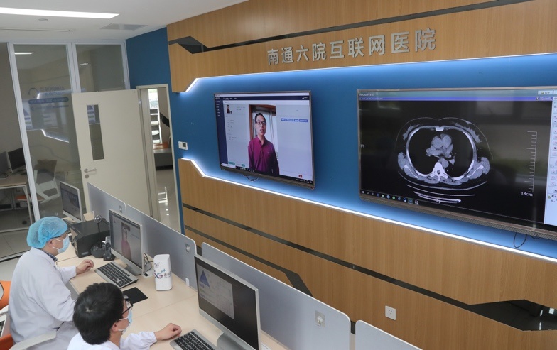 Photo taken on May 8 shows Mao Liping (left), chief physician at the Sixth People’s Hospital of Nantong, inquires about a patient’s physical conditions via a video link. Photo by Xu Congjun/People’s Daily Online Photo taken on May 8 shows Mao Liping (left), chief physician at the Sixth People’s Hospital of Nantong, inquires about a patient’s physical conditions via a video link. Photo by Xu Congjun/People’s Daily Online