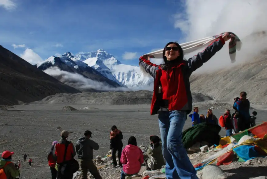 A tourist pose for a picture at the Mount Qomolangma base camp. Photo by Dong Naide, People’s Daily Online