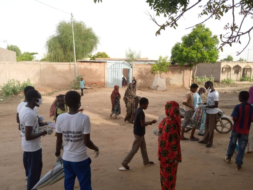 Tchad-Covid 19 : Des jeunes distribuent gratuitement de cache-nez à N'Djaména : ©️ Mendig-Lembaye Djetoyo Kelvin /Alwihda Info