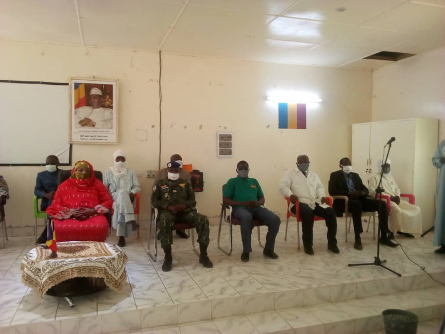 Tchad - Covid-19 : SWEED offre des kits d'hygiène au Hadjer Lamis. © Mbainaissem Gédéon Mbeïbadoum/Alwihda Info Tchad - Covid-19 : SWEED offre des kits d'hygiène au Hadjer Lamis. © Mbainaissem Gédéon Mbeïbadoum/Alwihda Info