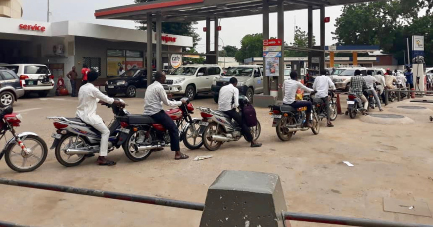 Une file d'attente devant une station service de N'Djamena. Illustration. F.D/Alwihda Info