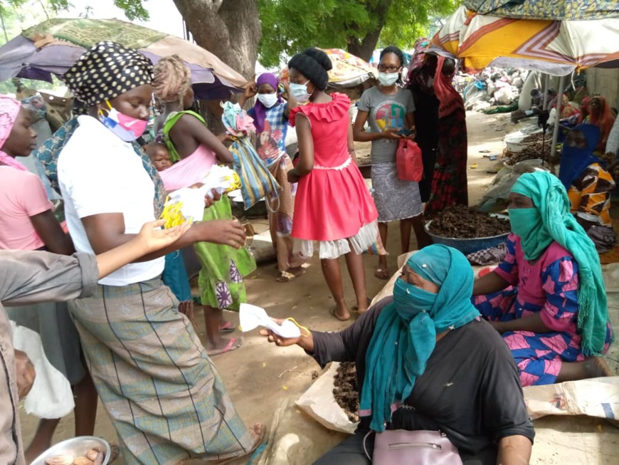 Tchad-Covid 19 : La LIFPLT intensifie ses actions contre la Covid 19 dans les marchés : ©️ Mendig-lembaye Djetoyo Kelvin/Alwihda Info Tchad-Covid 19 : La LIFPLT intensifie ses actions contre la Covid 19 dans les marchés : ©️ Mendig-lembaye Djetoyo Kelvin/Alwihda Info