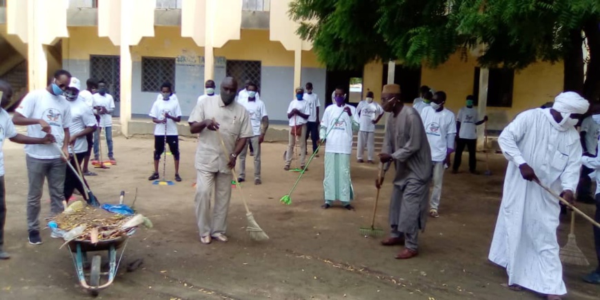 Tchad : au lycée de Diguel Est, un député se joint à une opération de nettoyage. © Mahamat Abdramane Ali Kitire/Alwihda Info