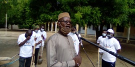 Tchad : au lycée de Diguel Est, un député se joint à une opération de nettoyage. © Mahamat Abdramane Ali Kitire/Alwihda Info Tchad : au lycée de Diguel Est, un député se joint à une opération de nettoyage. © Mahamat Abdramane Ali Kitire/Alwihda Info