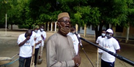 Tchad : au lycée de Diguel Est, un député se joint à une opération de nettoyage. © Mahamat Abdramane Ali Kitire/Alwihda Info