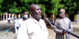 Tchad : au lycée de Diguel Est, un député se joint à une opération de nettoyage. © Mahamat Abdramane Ali Kitire/Alwihda Info