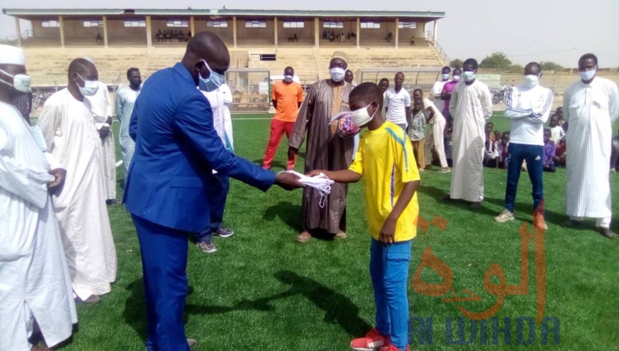 Tchad : des ballons et cache-nez offerts à 15 écoles de foot d'Abéché. © Abba Issa/Alwihda Info Tchad : des ballons et cache-nez offerts à 15 écoles de foot d'Abéché. © Abba Issa/Alwihda Info