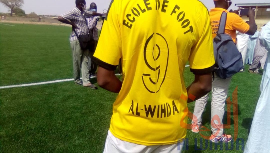 Tchad : des ballons et cache-nez offerts à 15 écoles de foot d'Abéché. © Abba Issa/Alwihda Info