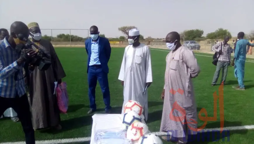 Tchad : des ballons et cache-nez offerts à 15 écoles de foot d'Abéché. © Abba Issa/Alwihda Info