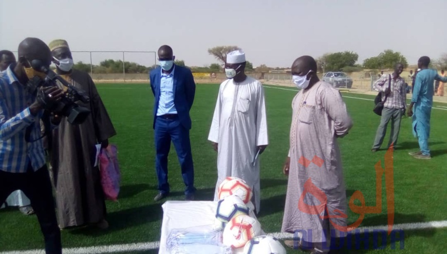 Tchad : des ballons et cache-nez offerts à 15 écoles de foot d'Abéché. © Abba Issa/Alwihda Info Tchad : des ballons et cache-nez offerts à 15 écoles de foot d'Abéché. © Abba Issa/Alwihda Info