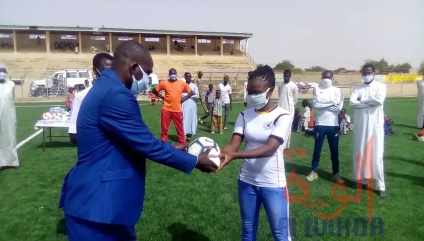 Tchad : des ballons et cache-nez offerts à 15 écoles de foot d'Abéché. © Abba Issa/Alwihda Info