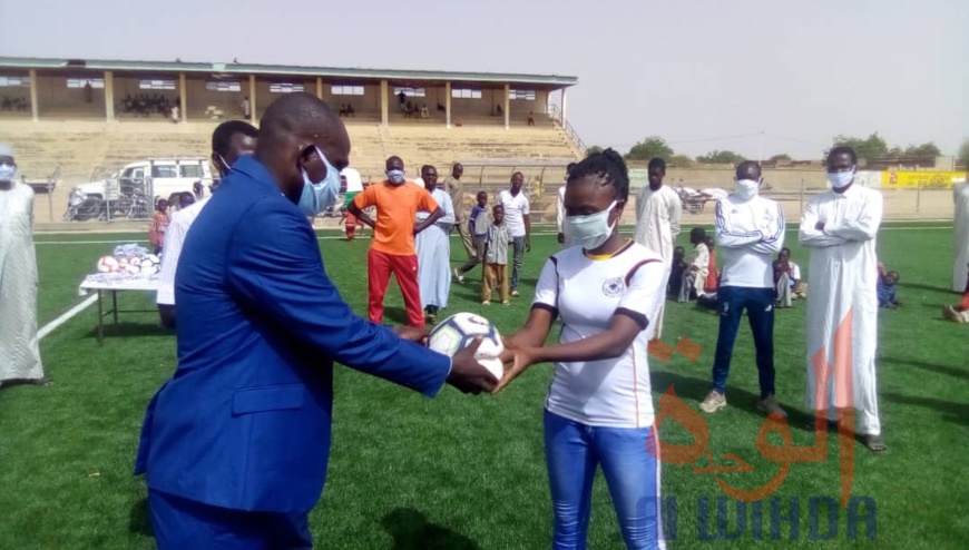 Tchad : des ballons et cache-nez offerts à 15 écoles de foot d'Abéché. © Abba Issa/Alwihda Info Tchad : des ballons et cache-nez offerts à 15 écoles de foot d'Abéché. © Abba Issa/Alwihda Info