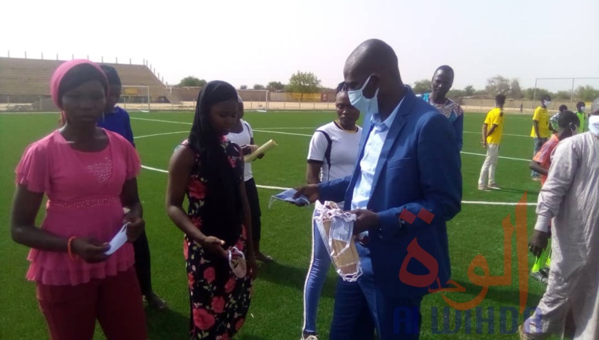 Tchad : des ballons et cache-nez offerts à 15 écoles de foot d'Abéché. © Abba Issa/Alwihda Info