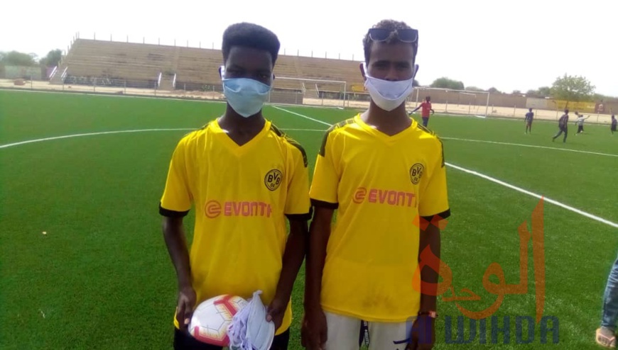 Tchad : des ballons et cache-nez offerts à 15 écoles de foot d'Abéché. © Abba Issa/Alwihda Info