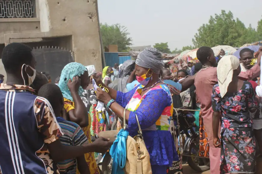 Une distribution de masques dans un marché de N'Djamena, au Tchad, le 18 juin 2020. Illustration © B.K./Alwihda Info