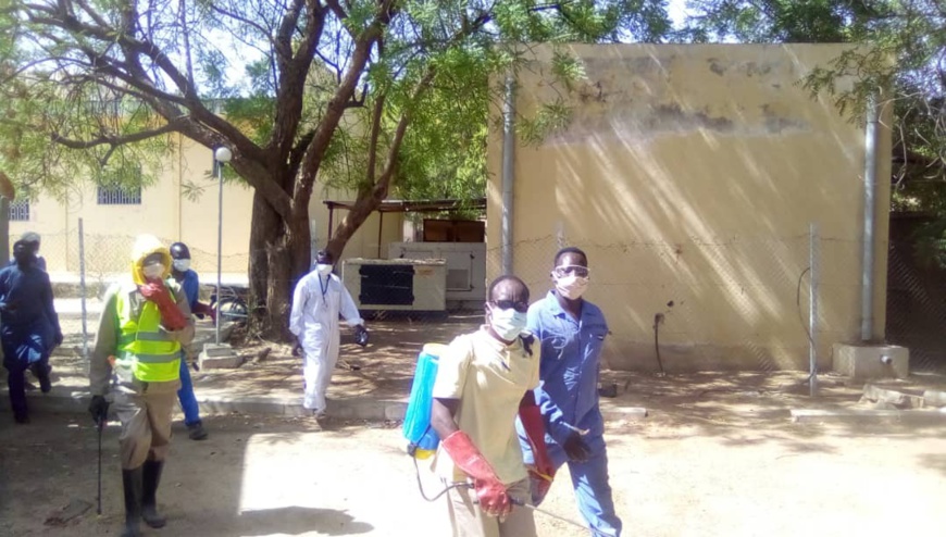 Tchad : à Abéché, pulvérisation de l'Université Adam Barka par les services de désinfection Tchad : à Abéché, pulvérisation de l'Université Adam Barka par les services de désinfection