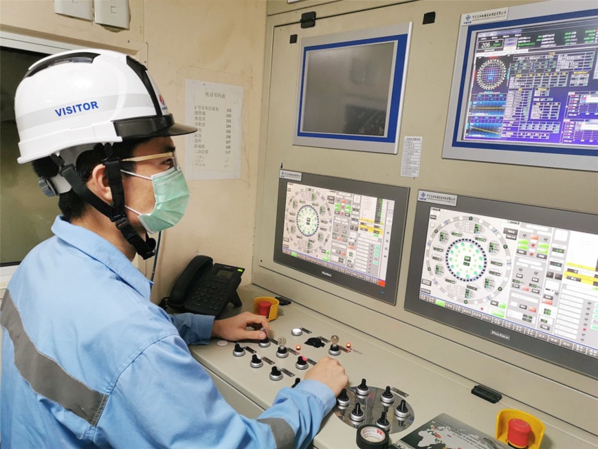 A technician monitors tunneling parameters at the No. 1 tunnel of the Jakarta-Bandung high-speed railway, Feb. 10. Photo provided by the first division of the Jakarta-Bandung high-speed railway project