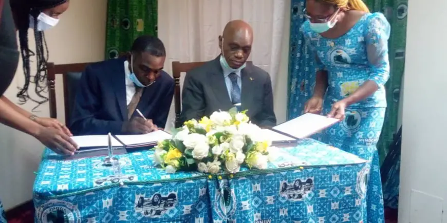 Signature des documents entre le ministre Henri Eyebe Ayissi (à droite) et le représentant légal du Cabinet Intelligence Patrimoniale+, Cyrille Oddi (à gauche).