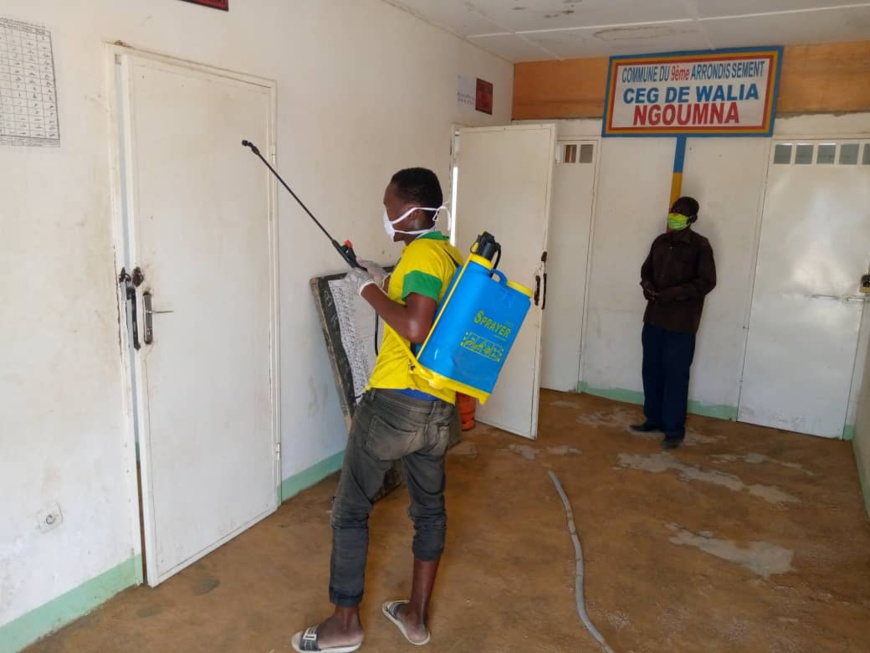 Tchad – Covid 19 : A N'Djaména, deux lycées désinfectés par les jeunes : ©️ Mendig-lembaye Djetoyo Kelvin/Alwihda Info Tchad – Covid 19 : A N'Djaména, deux lycées désinfectés par les jeunes : ©️ Mendig-lembaye Djetoyo Kelvin/Alwihda Info