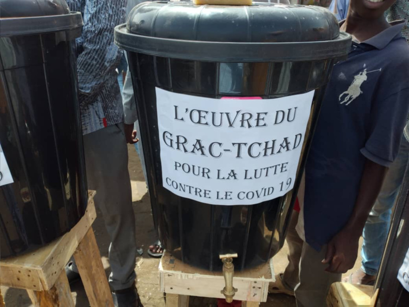 Tchad : à N'Djamena, des garagistes s'imprègnent des mesures barrières. © Malick Mahamat/Alwihda Info