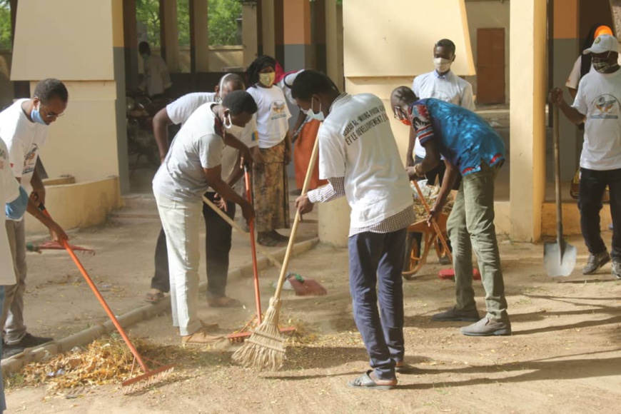 Tchad - Covid 19 : un coup de balai au Lycée féminin d'Amriguébé. © Ben Kadabio/Alwihda Info Tchad - Covid 19 : un coup de balai au Lycée féminin d'Amriguébé. © Ben Kadabio/Alwihda Info