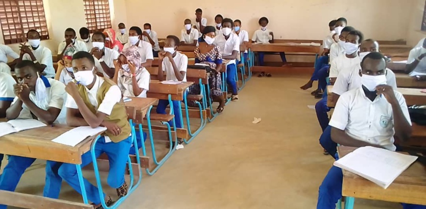 Tchad - Covid-19 : à Biltine, des masques offerts aux lycéens. © Abdelhadi Moussa Hassabalkerim/Alwihda Info Tchad - Covid-19 : à Biltine, des masques offerts aux lycéens. © Abdelhadi Moussa Hassabalkerim/Alwihda Info