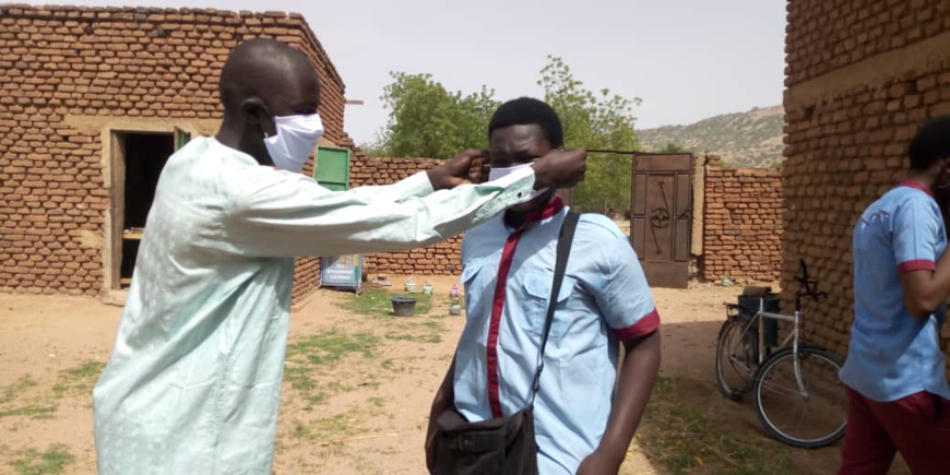 Tchad : à Mongo, des jeunes sillonnent les établissements pour distribuer des masques. © Béchir Badjoury/Alwihda Info Tchad : à Mongo, des jeunes sillonnent les établissements pour distribuer des masques. © Béchir Badjoury/Alwihda Info