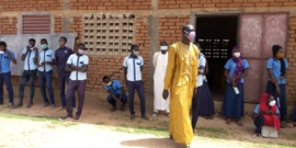 Tchad : à Mongo, des jeunes sillonnent les établissements pour distribuer des masques. © Béchir Badjoury/Alwihda Info Tchad : à Mongo, des jeunes sillonnent les établissements pour distribuer des masques. © Béchir Badjoury/Alwihda Info