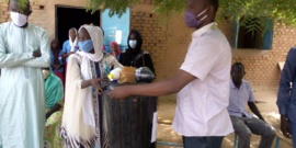 Tchad : à Mongo, des jeunes sillonnent les établissements pour distribuer des masques. © Béchir Badjoury/Alwihda Info Tchad : à Mongo, des jeunes sillonnent les établissements pour distribuer des masques. © Béchir Badjoury/Alwihda Info