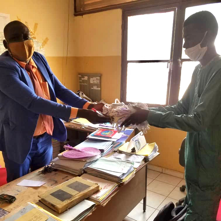 Tchad : à Ati, des masques offerts aux élèves pour faciliter la reprise. © Hassan Djidda Hassan/Alwihda Info Tchad : à Ati, des masques offerts aux élèves pour faciliter la reprise. © Hassan Djidda Hassan/Alwihda Info