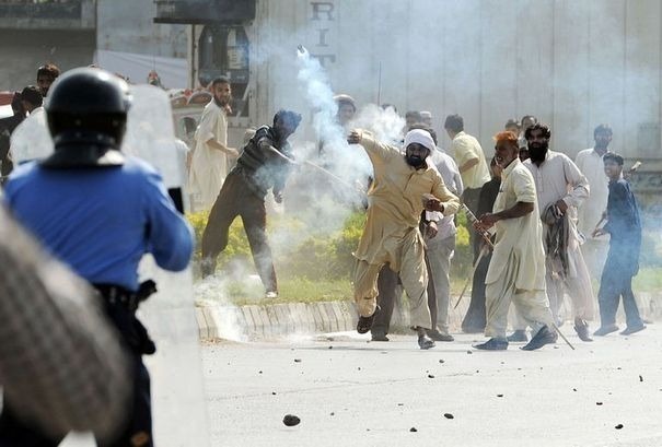 Des Pakistanais affrontent les forces de l'ordre lors d'une manifestation contre le film anti-islam, le 21 septembre 2012 à Islamabad  afp.com/Aamir Qureshi