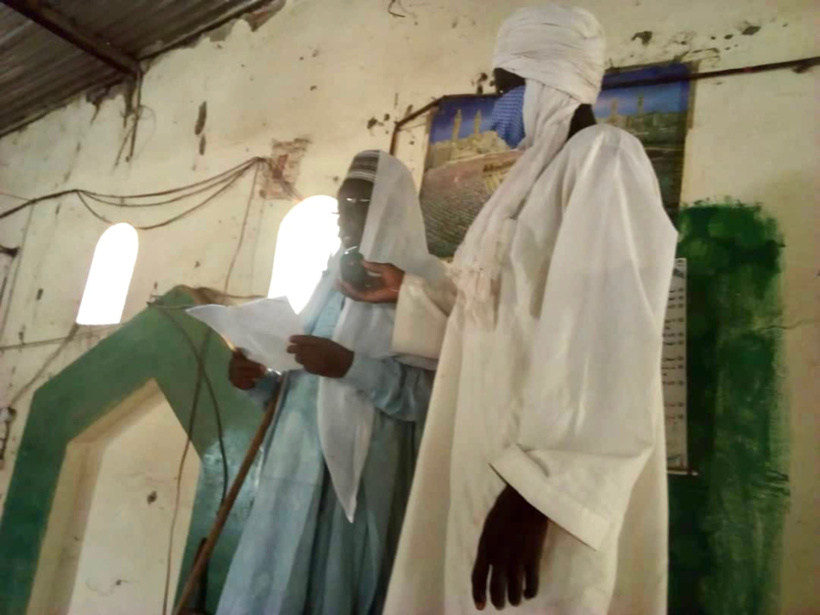 Tchad : à Massakory, les musulmans s'adaptent aux mesures barrières pour la prière du vendredi. © Mbainaissem Gédéon Mbeïbadoum/Alwihda Info Tchad : à Massakory, les musulmans s'adaptent aux mesures barrières pour la prière du vendredi. © Mbainaissem Gédéon Mbeïbadoum/Alwihda Info