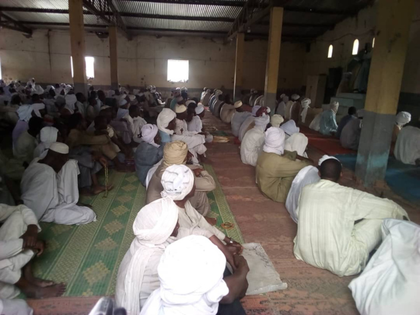 Tchad : à Massakory, les musulmans s'adaptent aux mesures barrières pour la prière du vendredi. © Mbainaissem Gédéon Mbeïbadoum/Alwihda Info Tchad : à Massakory, les musulmans s'adaptent aux mesures barrières pour la prière du vendredi. © Mbainaissem Gédéon Mbeïbadoum/Alwihda Info