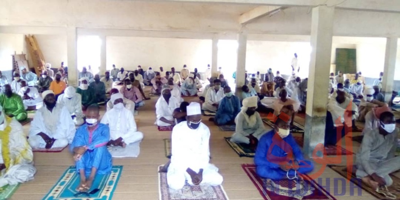 Tchad - Covid-19 : à Pala, la prière du vendredi dans le respect des mesures barrières. © Foka Mapagne/Alwihda Info Tchad - Covid-19 : à Pala, la prière du vendredi dans le respect des mesures barrières. © Foka Mapagne/Alwihda Info