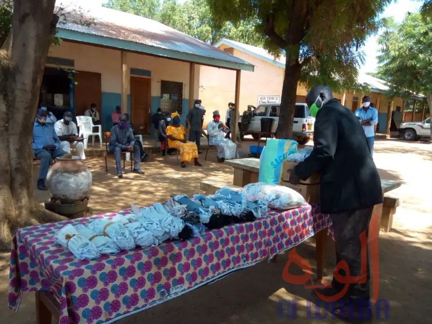 Tchad - Covid-19 : à Moundou, le gouverneur remet des dons de kits sanitaires aux églises. © Golmem Ali/Alwihda Info