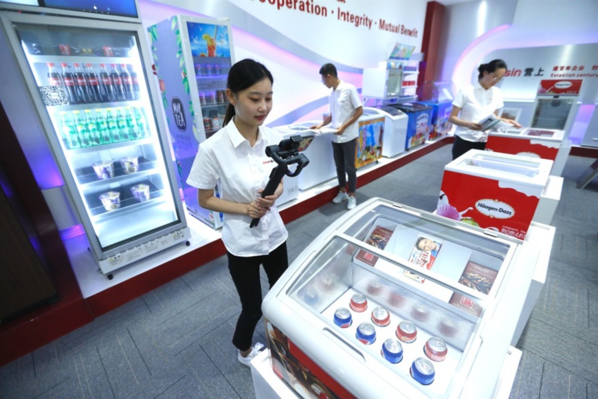 A salesperson of Qingdao Essin Electrical Appliances Co., Ltd. at Bei’an street, Jimo district, Qingdao city, east China’s Shandong province, promotes refrigerators designed for African and other overseas markets via a live-streaming platform of Canton Fair, June 15. (Photo by Liang Xiaopeng/People’s Daily Online)