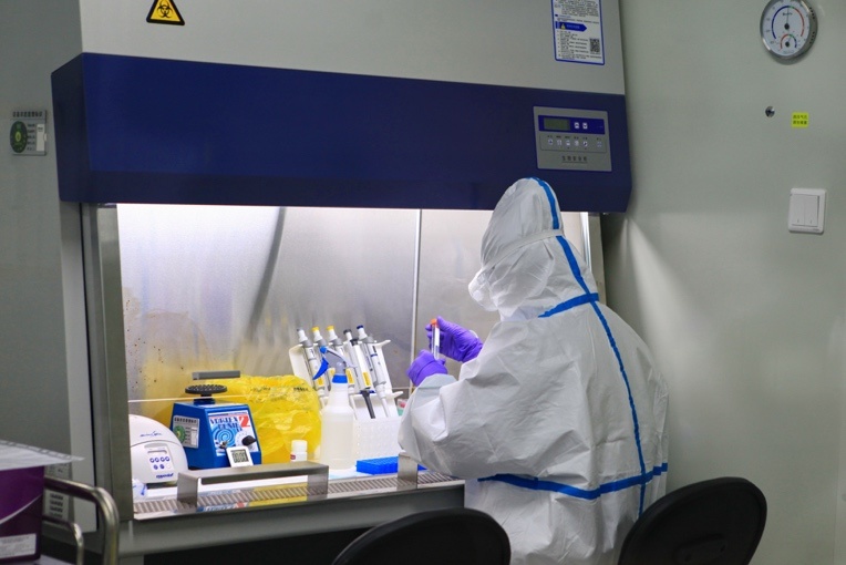 A researcher works at lab of Beagle Bio Tech in East China’s Jiangsu Province on March 17. Photo by Shi Kang/People’s Daily Online