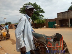 Tchad : ramasseur d'ordures ménagères, il s'achète un terrain et se construit un habitat. © Golmem Ali/Alwihda Info