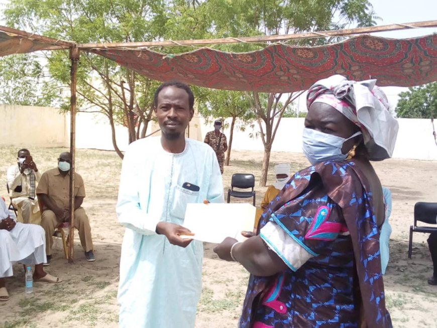 Tchad : au Hadjer Lamis, un appui de 7,8 millions FCFA à 5 jeunes promoteurs. © Mbainaissem Gédéon Mbeïbadoum/Alwihda Info Tchad : au Hadjer Lamis, un appui de 7,8 millions FCFA à 5 jeunes promoteurs. © Mbainaissem Gédéon Mbeïbadoum/Alwihda Info