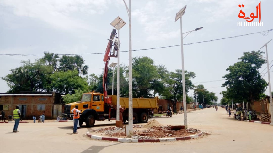 Des travaux de réparation sur un poteau à énergie solaire dans un rond-point à Moundou. © Golmem Ali/Alwihda Info