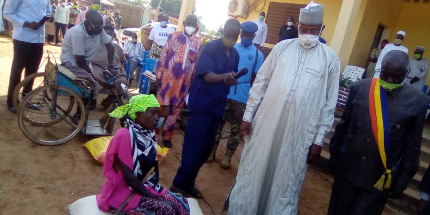 Tchad : A Pala des vivres aux démunis, la demande plus élevée que l’offre le Maréchal Itno va y remédier selon le gouverneur : ©️ Foka Mapagne /Alwihda Info Tchad : A Pala des vivres aux démunis, la demande plus élevée que l’offre le Maréchal Itno va y remédier selon le gouverneur : ©️ Foka Mapagne /Alwihda Info