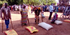 Tchad : A Pala des vivres aux démunis, la demande plus élevée que l’offre le Maréchal Itno va y remédier selon le gouverneur : ©️ Foka Mapagne /Alwihda Info Tchad : A Pala des vivres aux démunis, la demande plus élevée que l’offre le Maréchal Itno va y remédier selon le gouverneur : ©️ Foka Mapagne /Alwihda Info