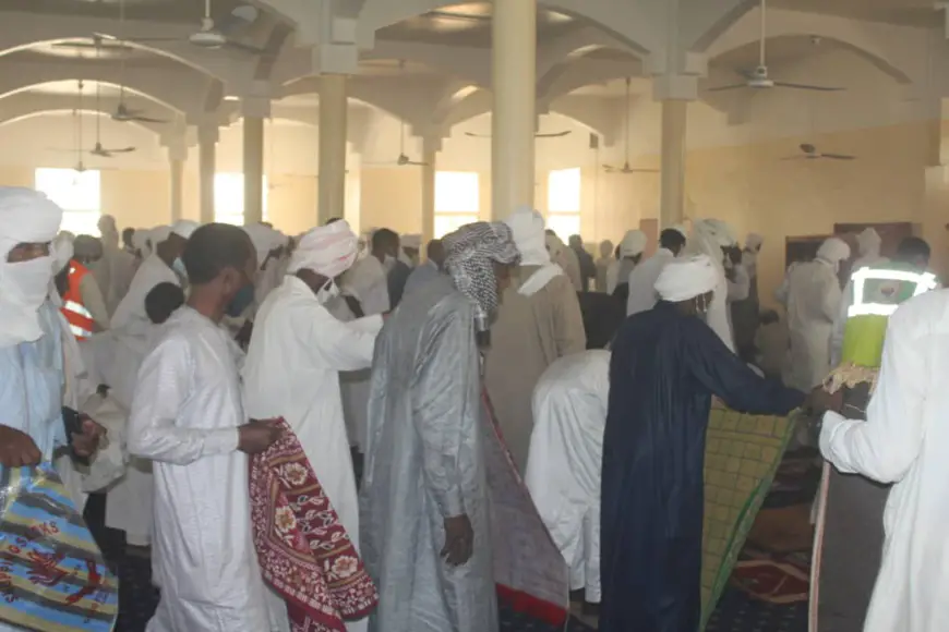 La prière du vendredi dans une mosquée à N'Djamena, le 26 juin 2020. © Ben Kadabio/Alwihda Info