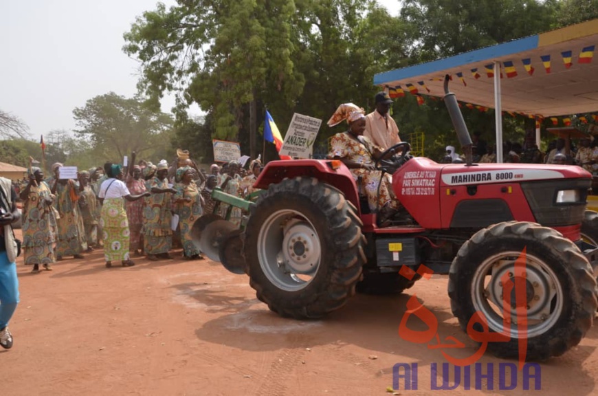Un tracteur le 8 mars 2020 à Moundou. © Golmen Ali/Alwihda Info Un tracteur le 8 mars 2020 à Moundou. © Golmen Ali/Alwihda Info