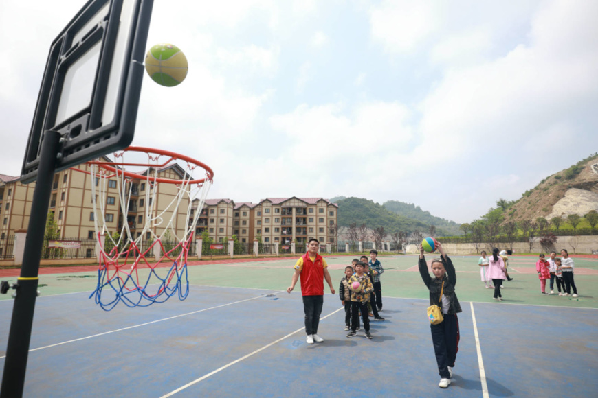 Children shoot hoops at the relocation site in the Baiyanglin neighborhood, Qixingguan district, Bijie, southwest China’s Guizhou province, May 31. (Photo by Chen Xi/People’s Daily Online)